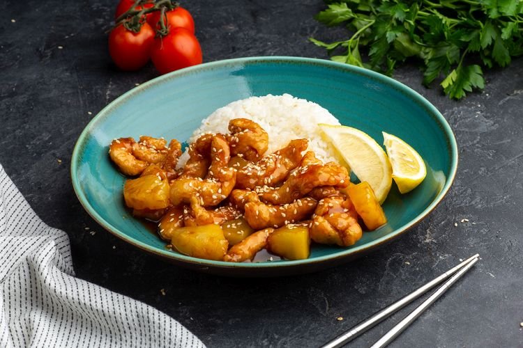 Жареная курица с ананасами