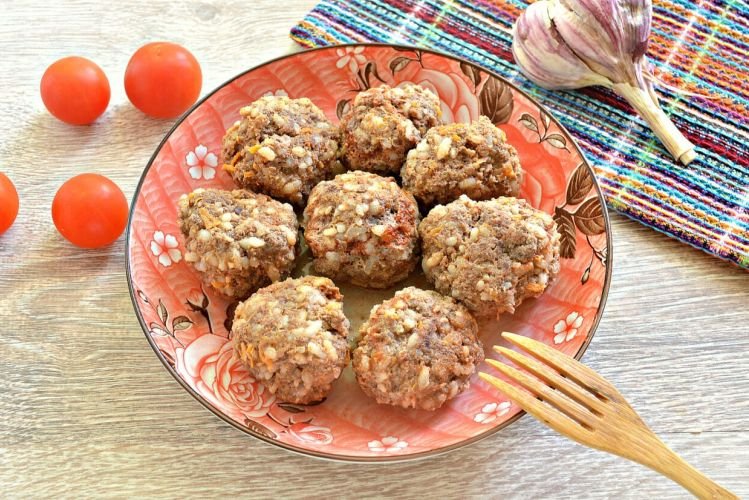 Сочная кюфта с рисом и кетчупом