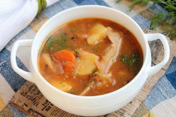 Деревенские щи со свиными ребрышками