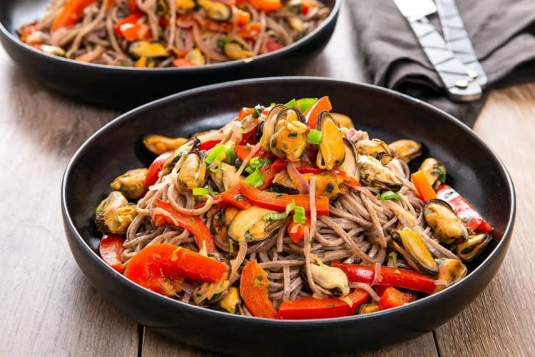 Лапша вок с мидиями