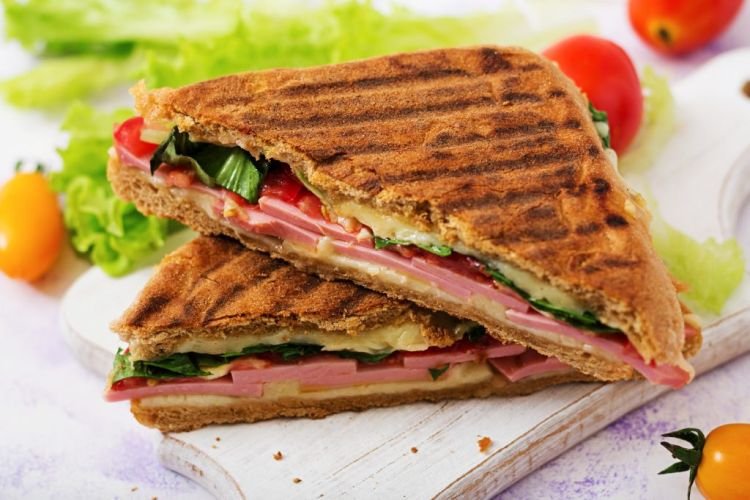 Панини с ветчиной и помидорами
