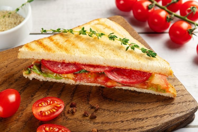 Панини с салями, помидорами и сыром