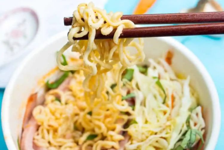 Рамен с курицей и пекинской капустой