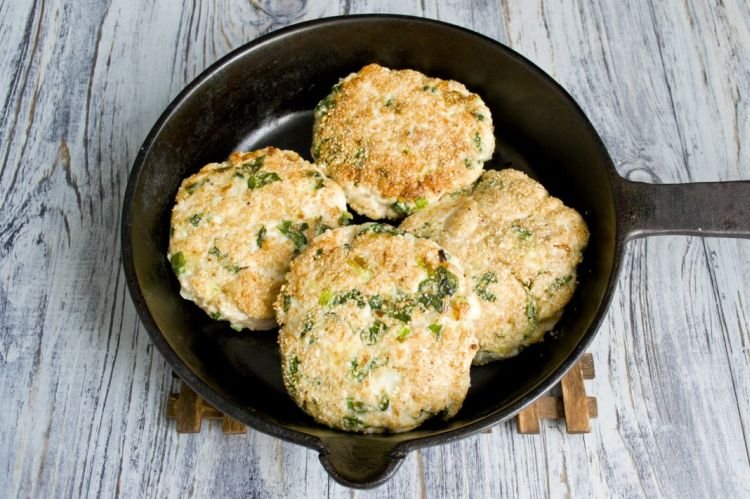 Котлеты из куриного фарша со шпинатом