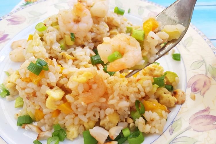Жареный рис с креветками