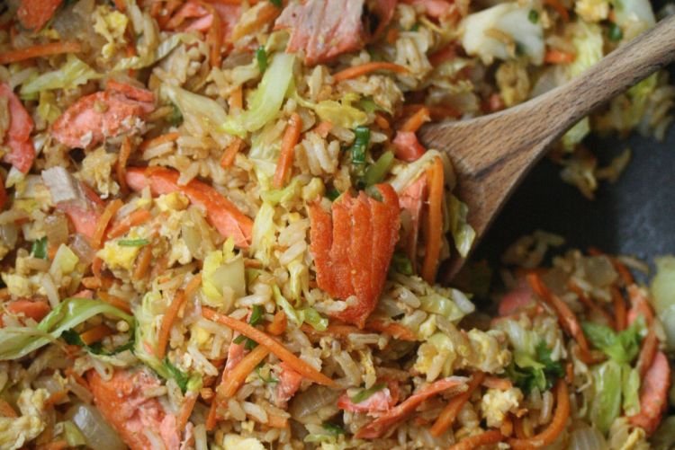Жареный рис с лососем