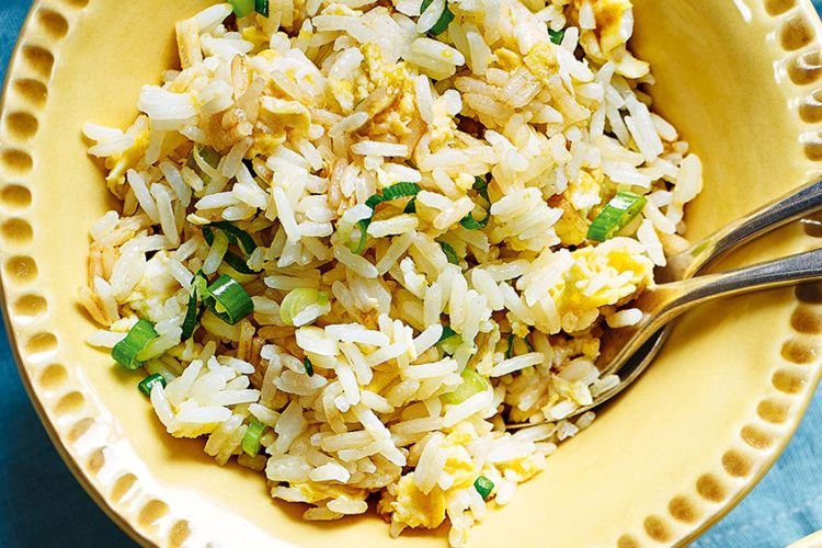 Жареный рис с яйцом и паприкой