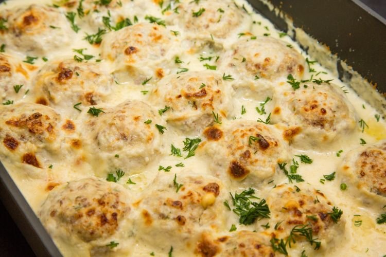 Фрикадельки в сырном соусе