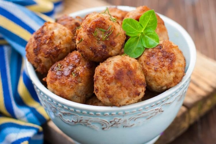 Фрикадельки на сковороде