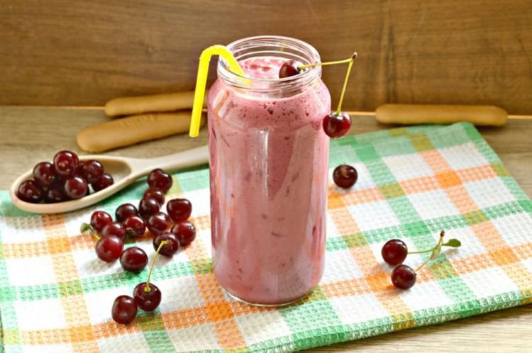 Смузи с овсяным молоком, фруктами и ягодами