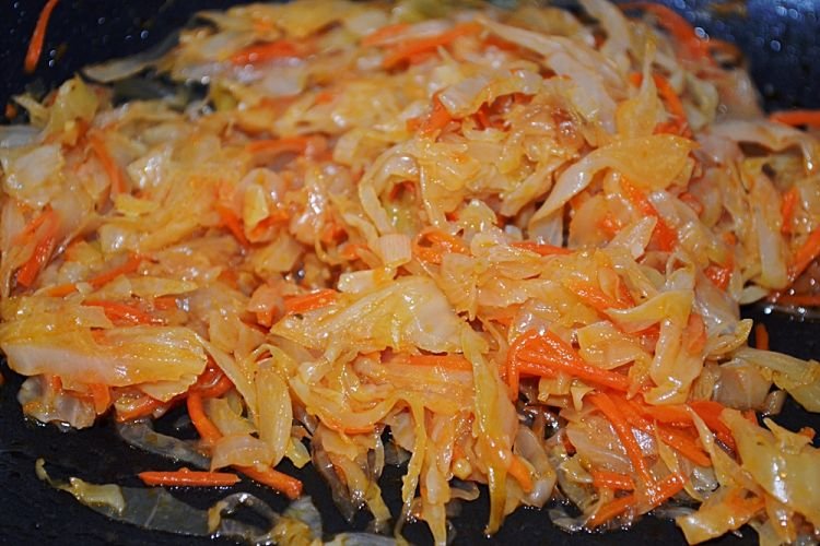 Жареная капуста на сковороде