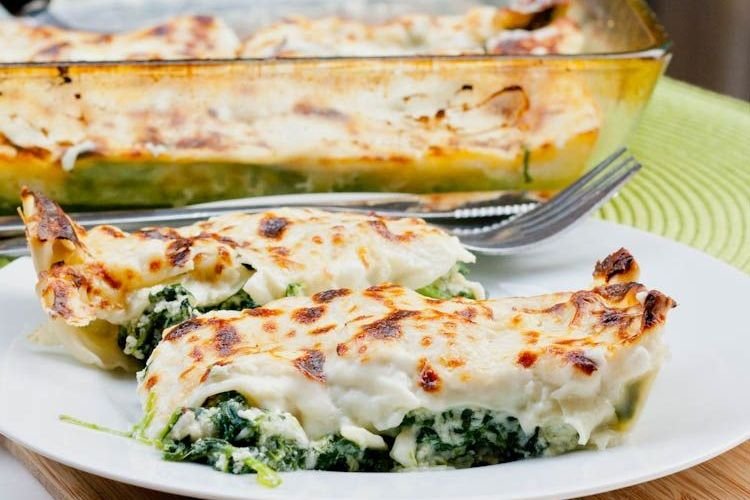 Каннеллони со шпинатом и тремя видами сыра