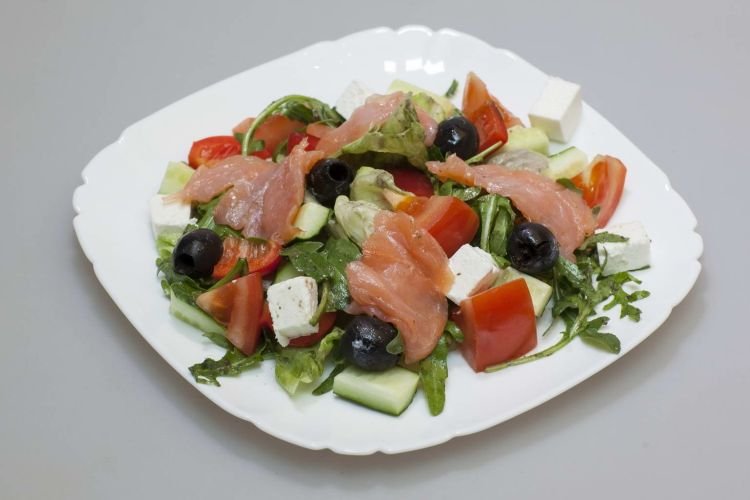 Салат с лососем и фетой