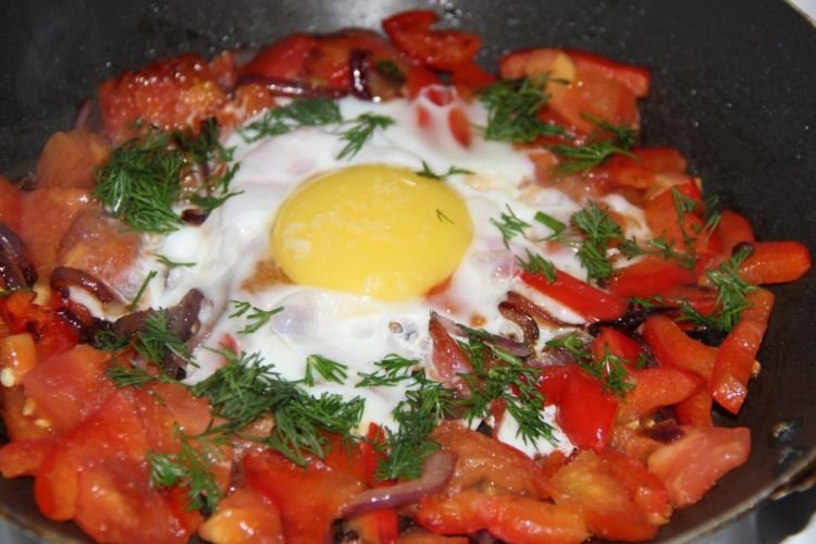 Яичница с помидорами и луком