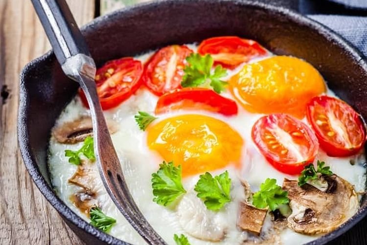 Яичница с помидорами и грибами