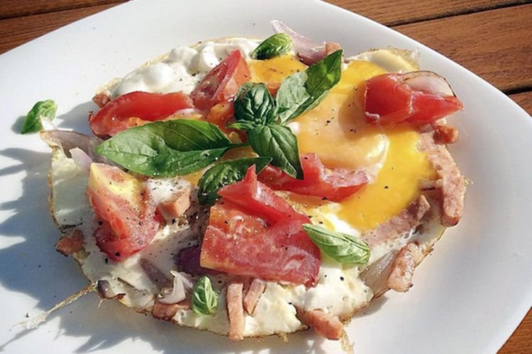 Яичница с ветчиной и помидорами