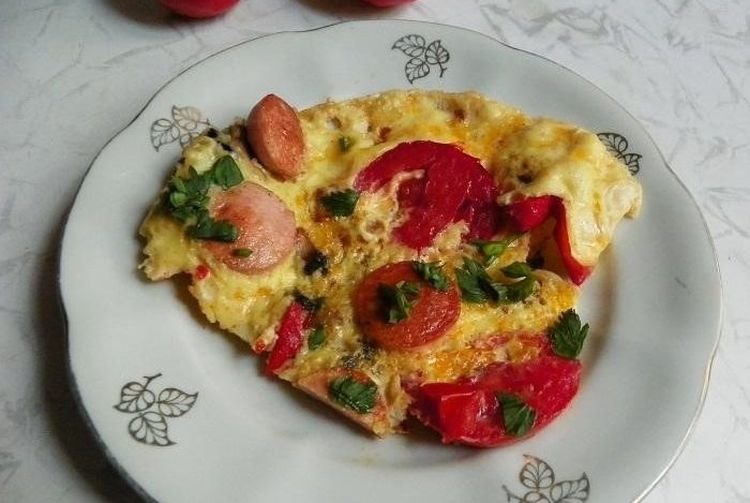 Яичница с сосисками и помидорами