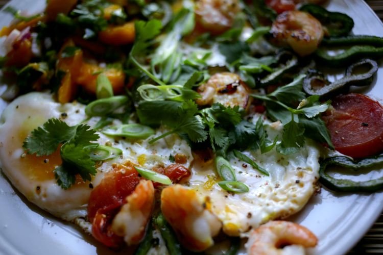 Яичница с помидорами и креветками