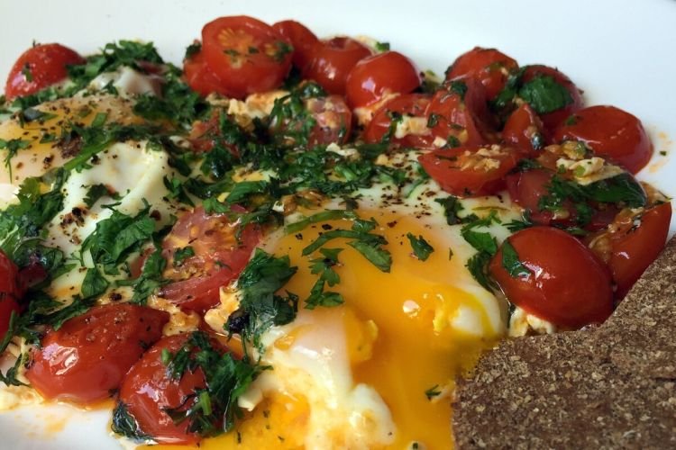 Яичница с курицей и помидорами