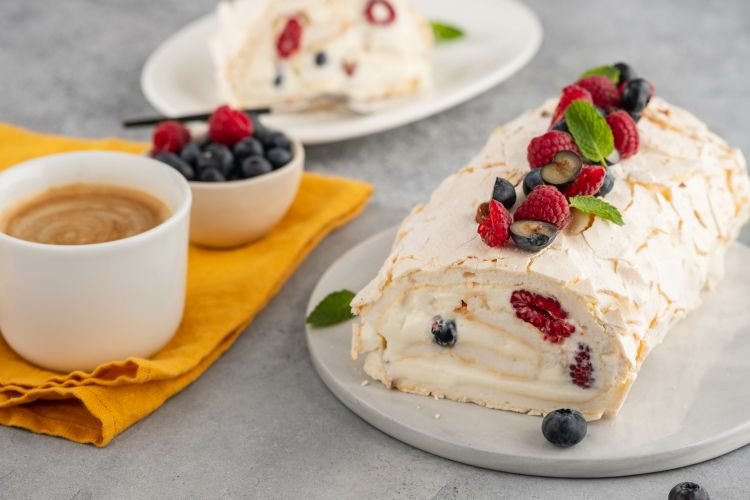 15 лучших рецептов меренгового рулета