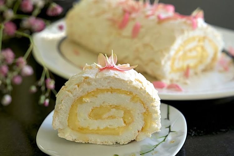 Меренговый рулет с заварным кремом