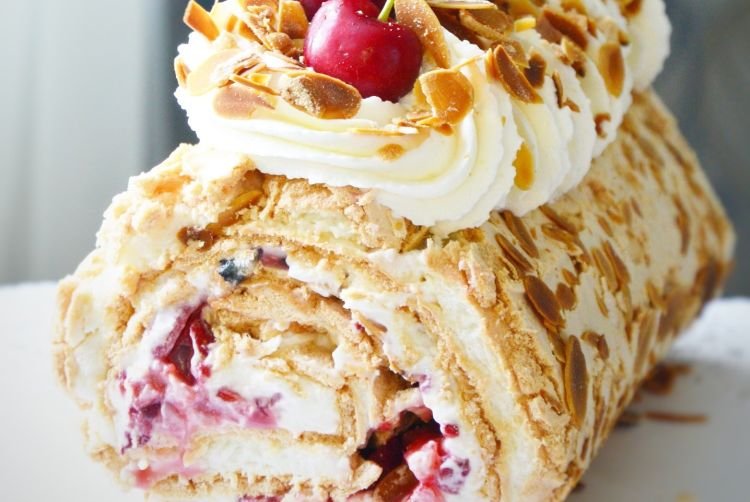 Меренговый рулет с вишней и творожным кремом