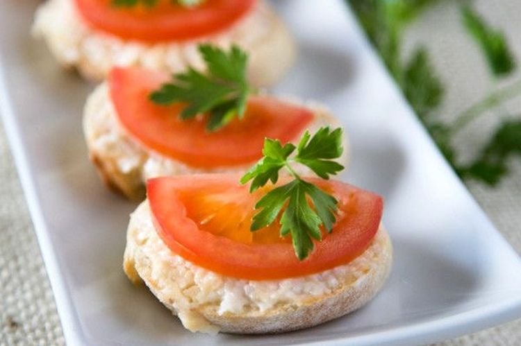 Летние бутерброды с помидорами