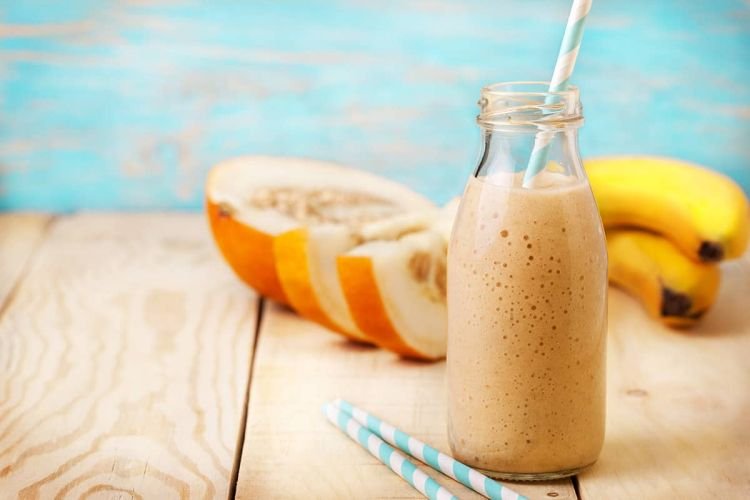 Смузи с бананом, дыней и орехами