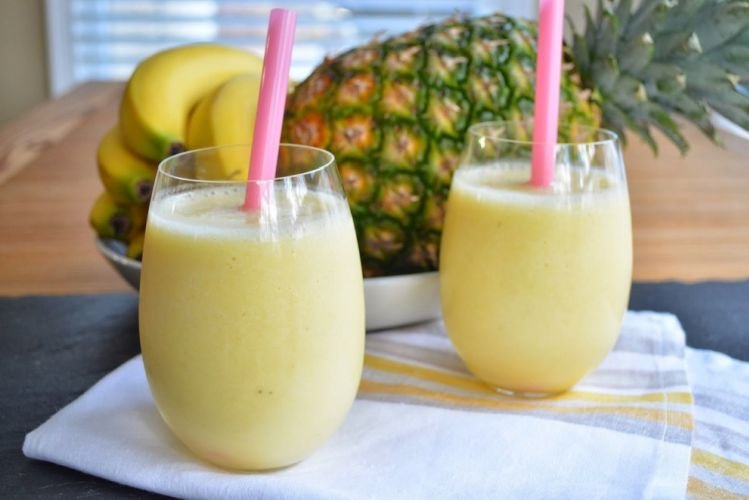 Смузи с бананом, ананасом и кокосовым молоком
