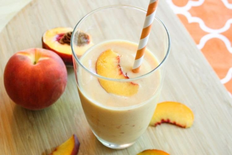 Смузи с бананом и персиком