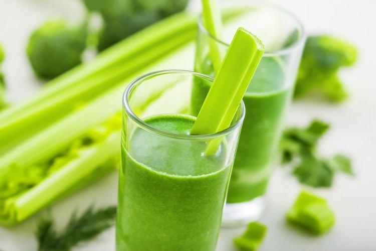 Смузи с бананом, сельдереем и зеленью