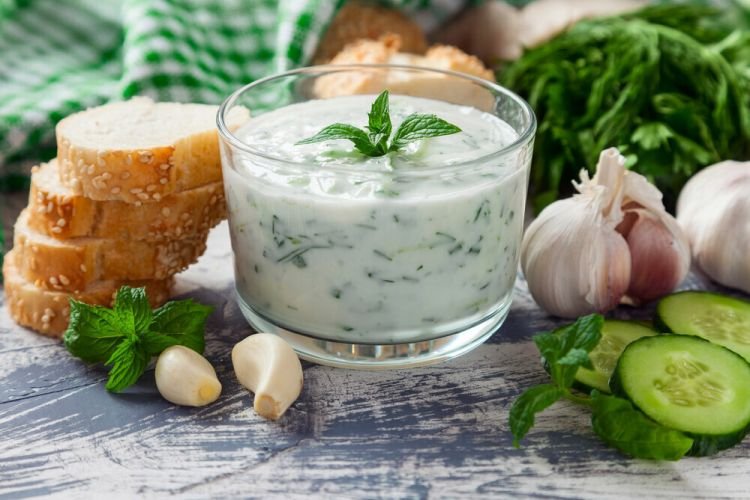 Соус на основе йогурта к шашлыку