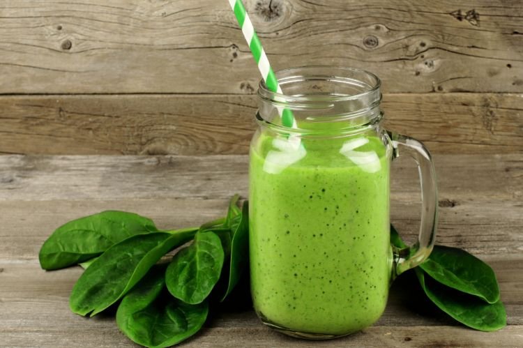 Протеиновый коктейль со шпинатом и финиками
