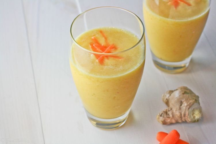 Протеиновый коктейль с яйцом, виноградным соком и морковью