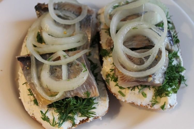 Бутерброды с селедкой и маринованными огурцами