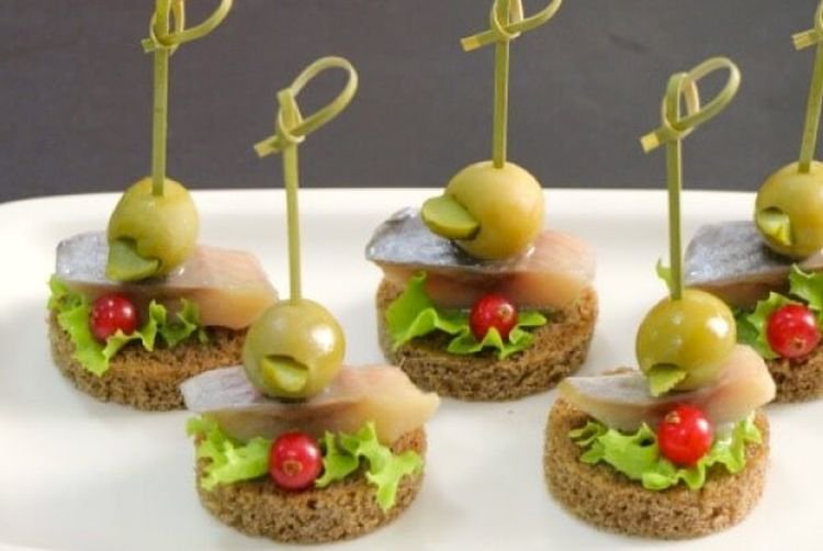 Бутерброды с селедкой и оливками