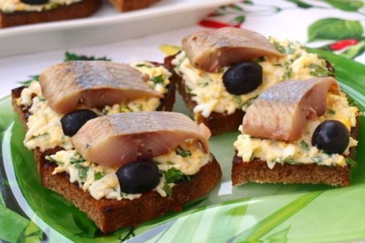 Бутерброды с селедкой, плавленым сыром и маслинами