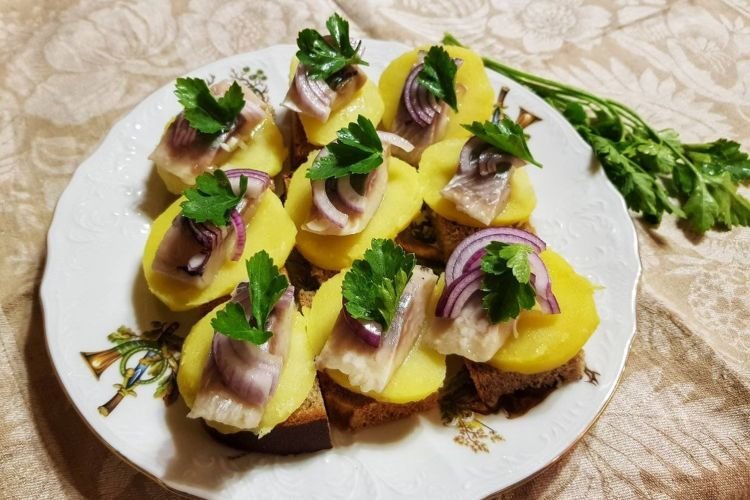 Бутерброды с селедкой и картошкой