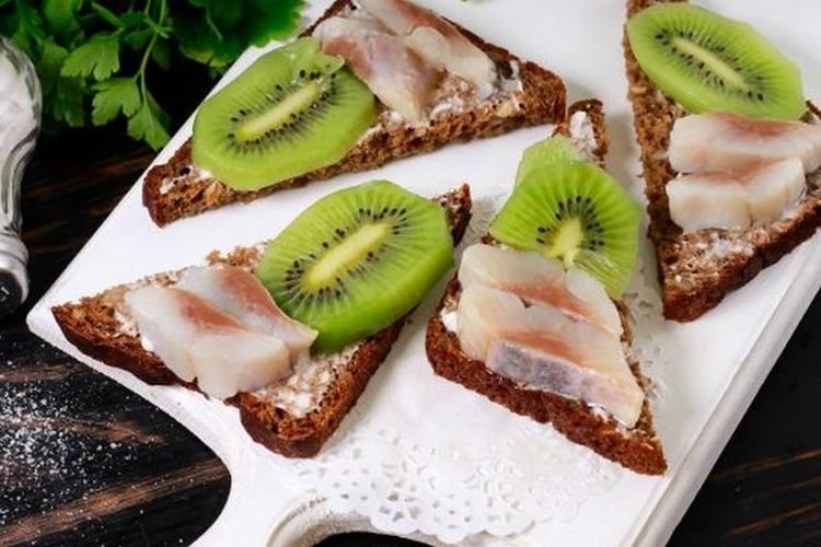 Бутерброды с селедкой и киви