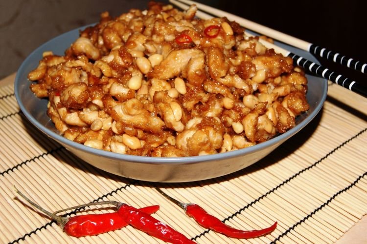 Курица с арахисом