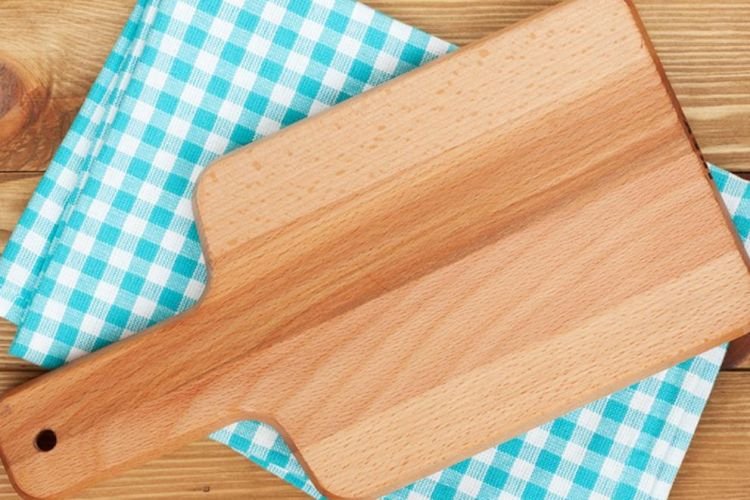 Влажная тряпочка под разделочной доской