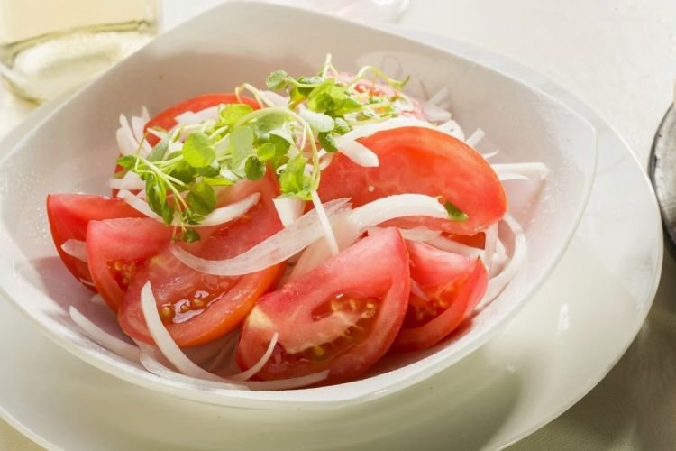 Салат из помидоров с луком