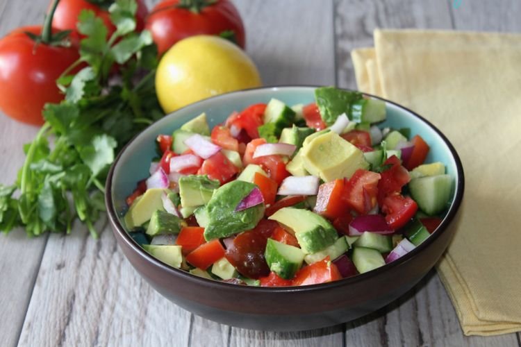Овощной салат с авокадо