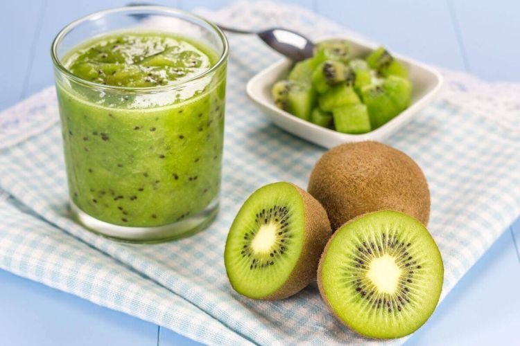 Смузи из киви, пекинской капусты и отрубей