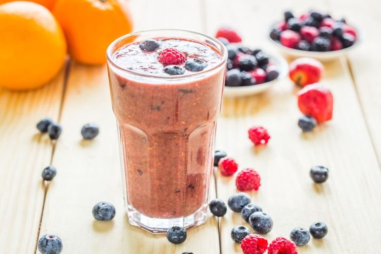 Смузи из киви, малины и голубики