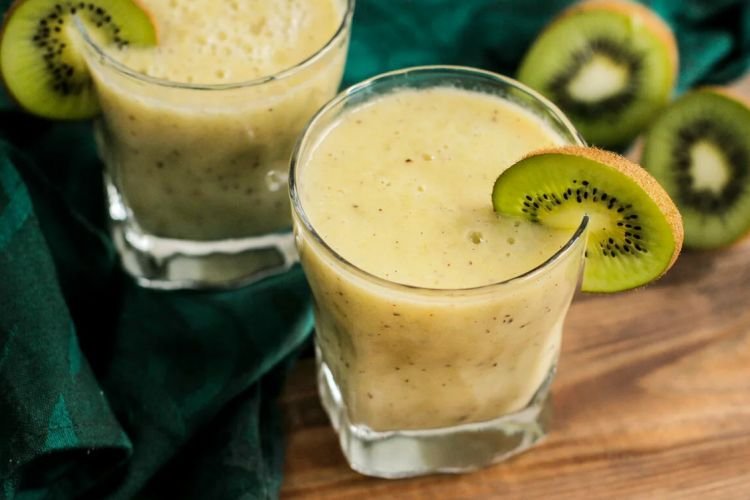 Смузи из киви на кокосовом молоке