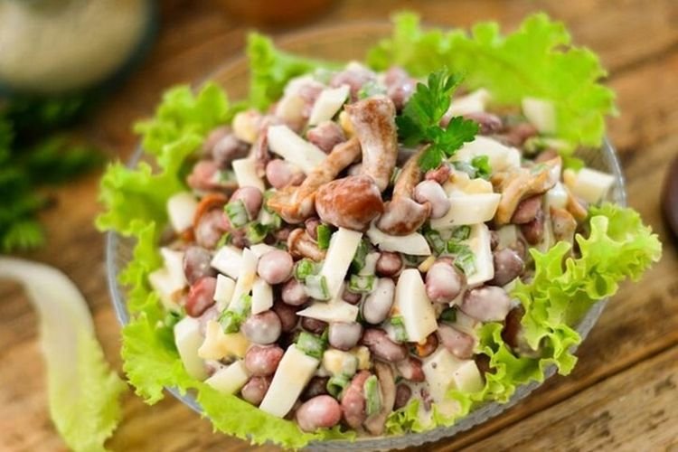 Салат с фасолью и маринованными грибами
