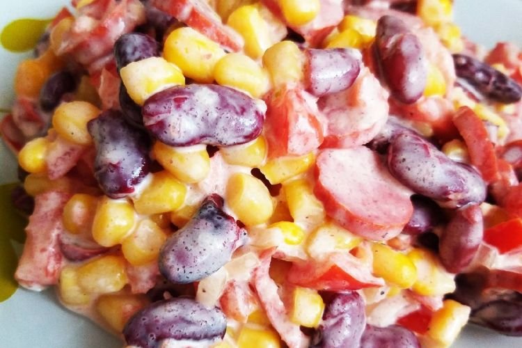 Салат с колбасой и фасолью