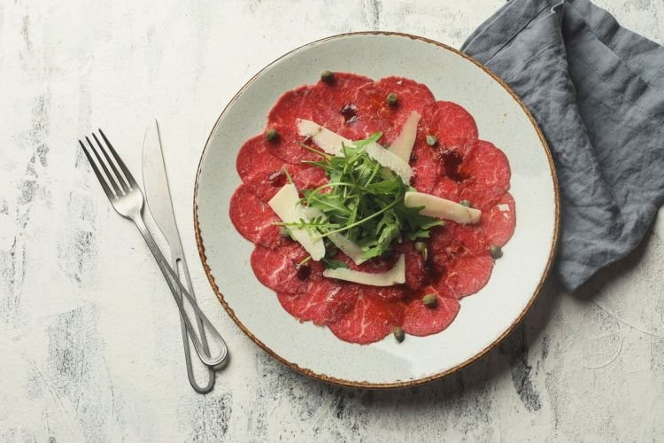 Карпаччо из говядины с рукколой