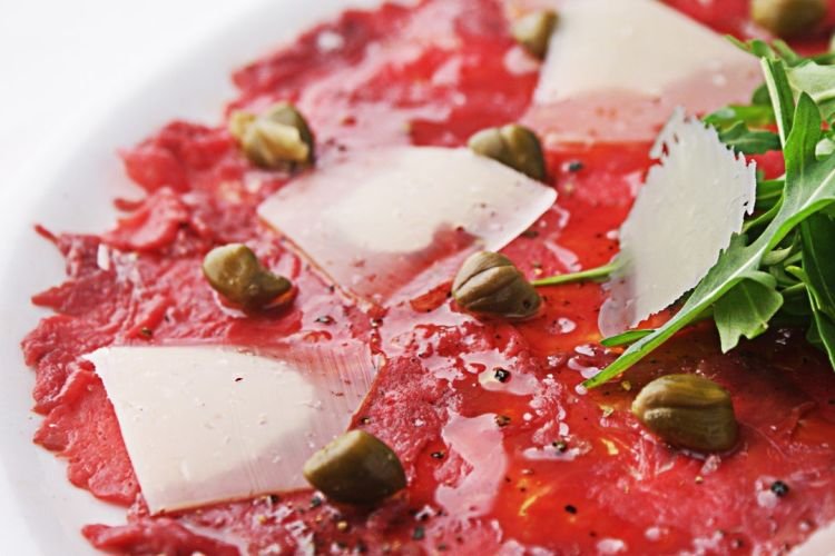 Карпаччо из телятины с каперсами и корнишонами
